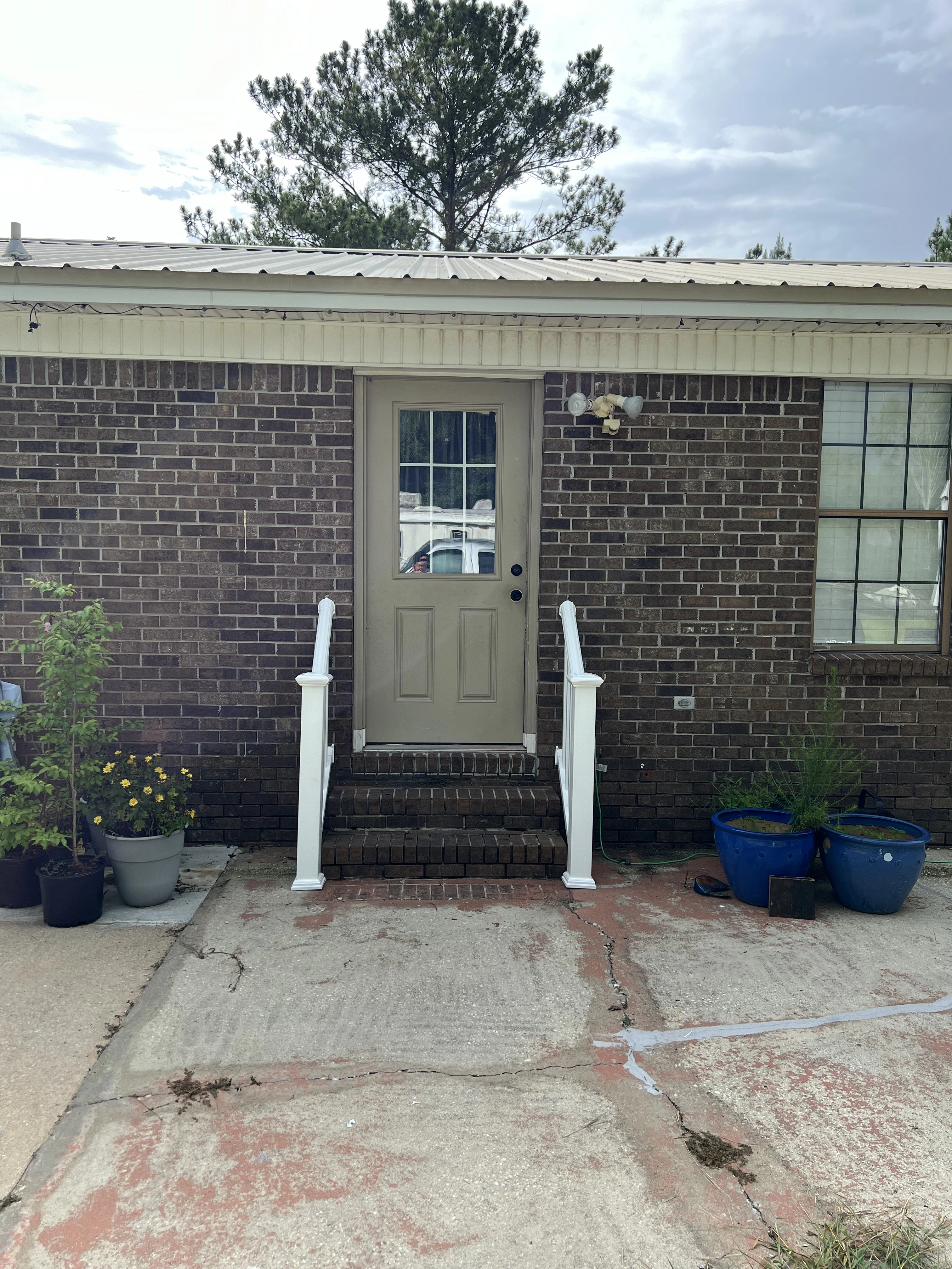 Reinforced fence gate with leveled hinges