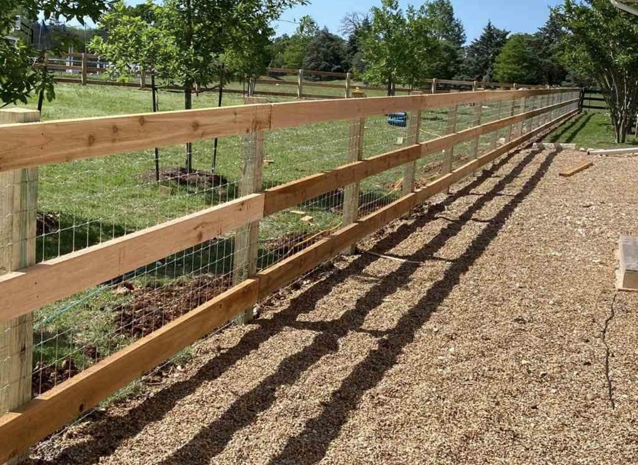 Horizontal privacy fence with clean corner return